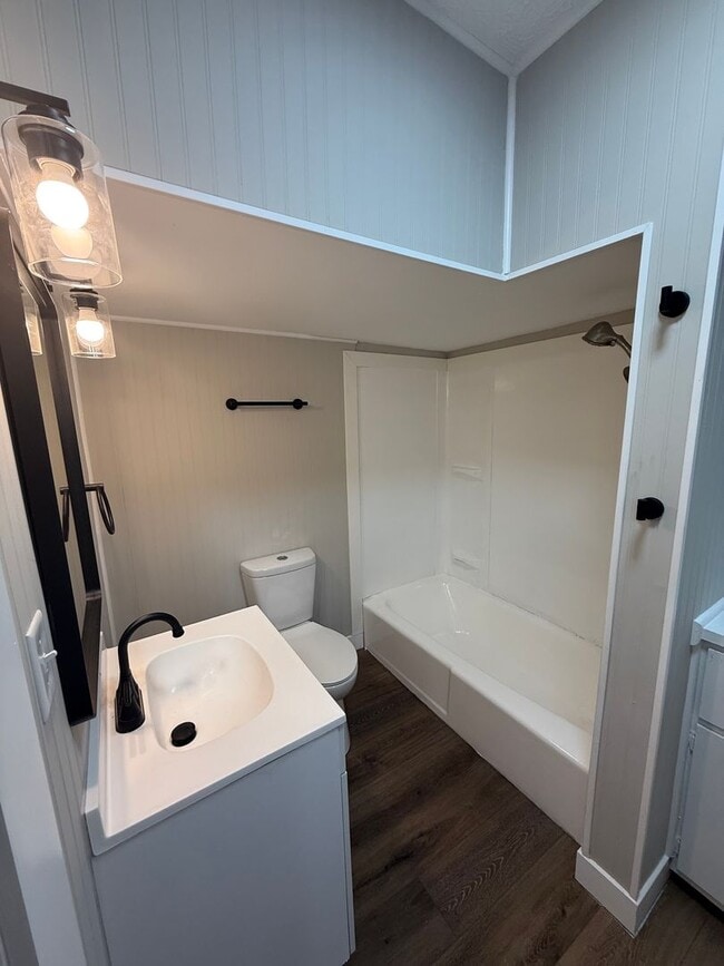 Building Photo - Welcome to this charming 3-bedroom, 2-bath...