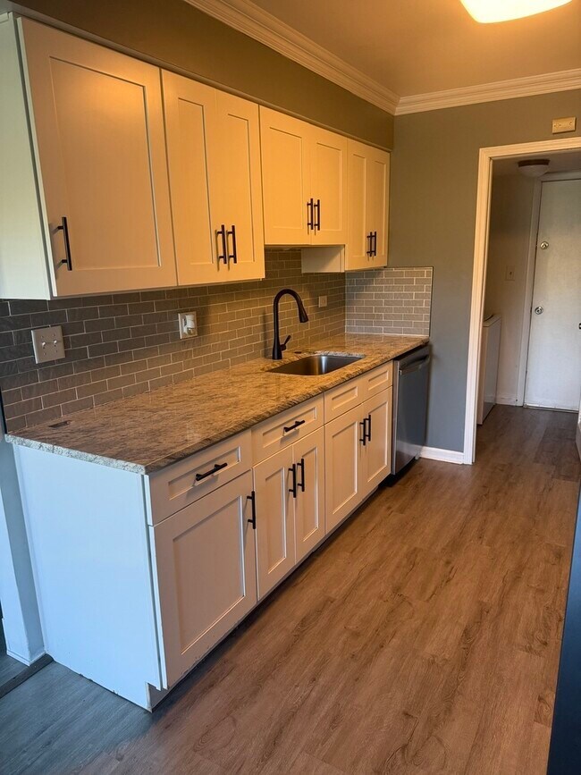 Building Photo - 1319 Kingsbury Dr