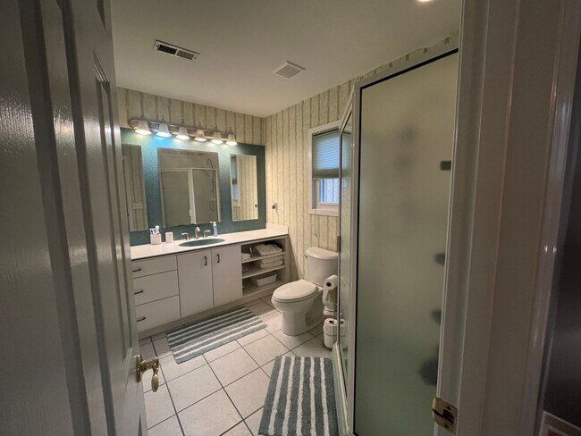 Building Photo - 6-month SUMMER rental within minutes of Wrightsville Beach!