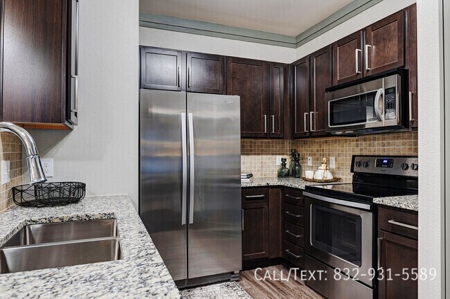 Building Photo - 1 Month Free on a Gorgeous 2/2!
