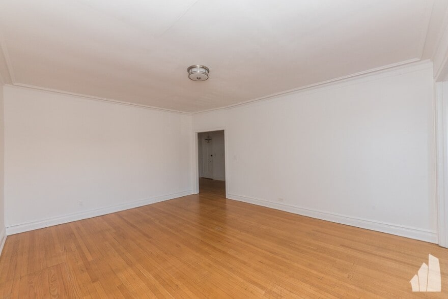 Building Photo - 1212 W Lunt Ave