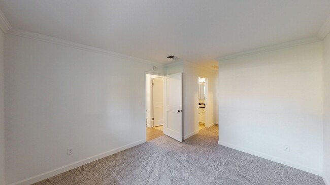 Building Photo - 354 Robinson St