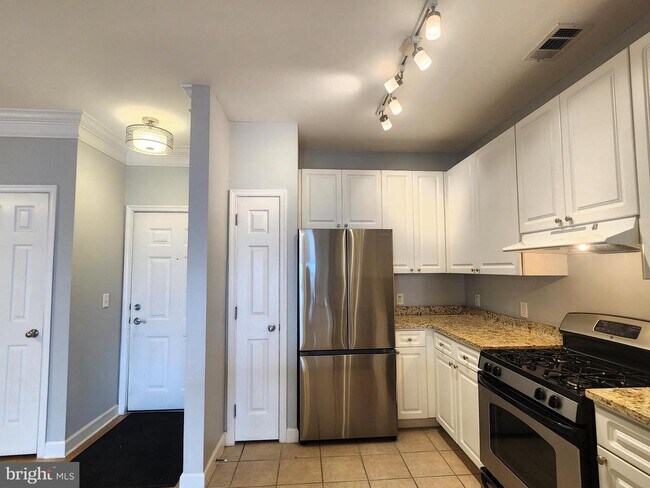 Building Photo - 501 Hungerford Dr