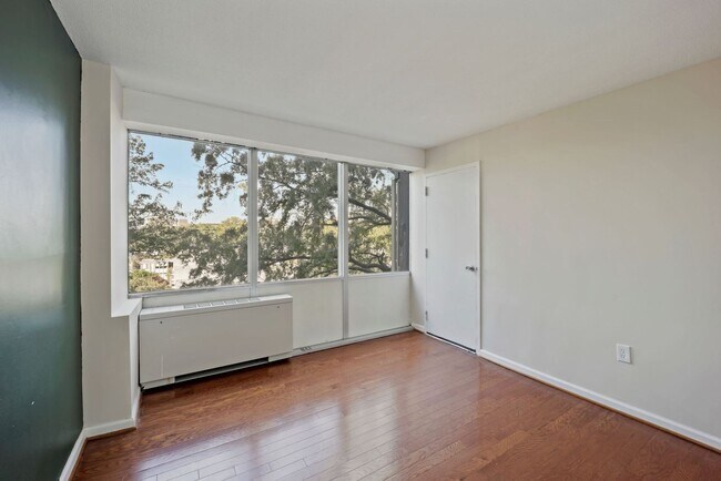 Building Photo - 1 bedroom 1 bathroom Condo in Navy Yard!