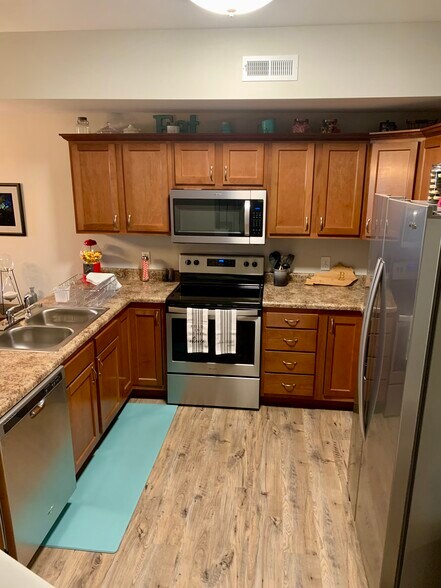 Kitchen - 85 Melrose Dr