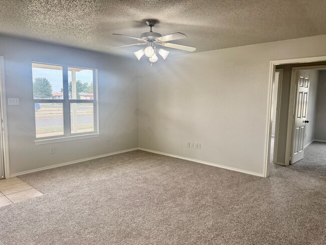 Building Photo - Adorable 2/1/1 Near Marsha Sharp!