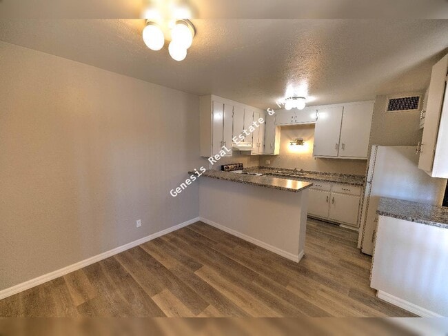 Building Photo - 3211 E Edison St