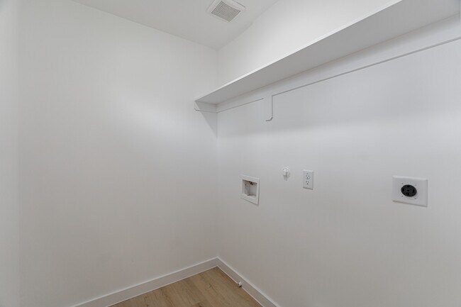 Building Photo - 7126 Bywood St