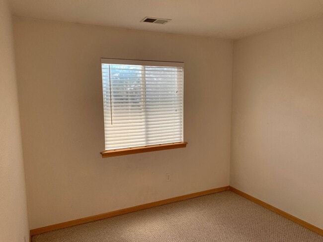 Building Photo - Nice Townhome in Central Loveland