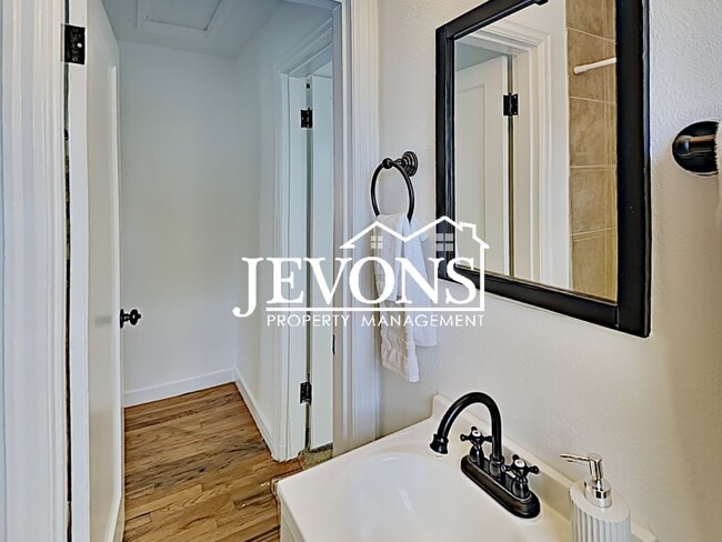 Building Photo - Discover the warmth of this lovely single-family home in the heart of Seattle