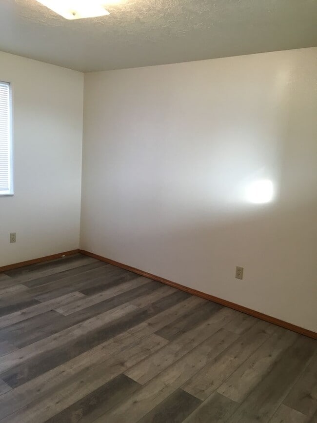 Building Photo - MF076-Short Ave Duplex-Gaerisch