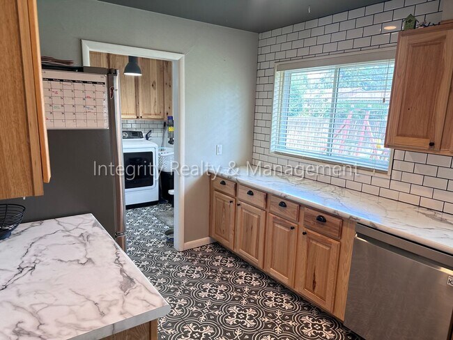 Building Photo - 3367 W Arlington Ave