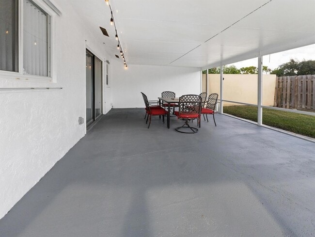 Building Photo - 1322 Riverside Cir