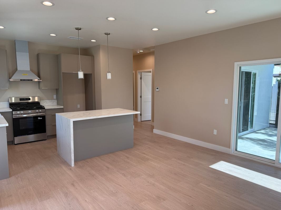 Building Photo - 1072 N Vinedo Ave