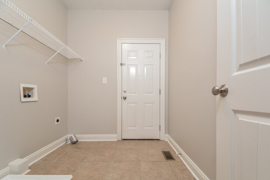 Building Photo - 684 Winding Oak Way