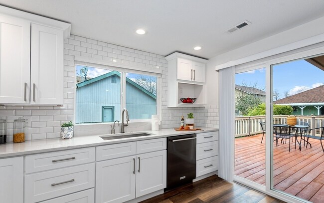 Building Photo - Bright Beautiful Home with huge fenced bac...