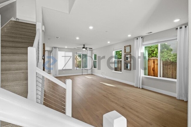 Building Photo - 285 Bear Creek Dr