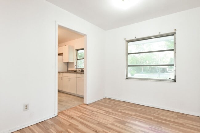 Building Photo - 3530 NW 34th Pl
