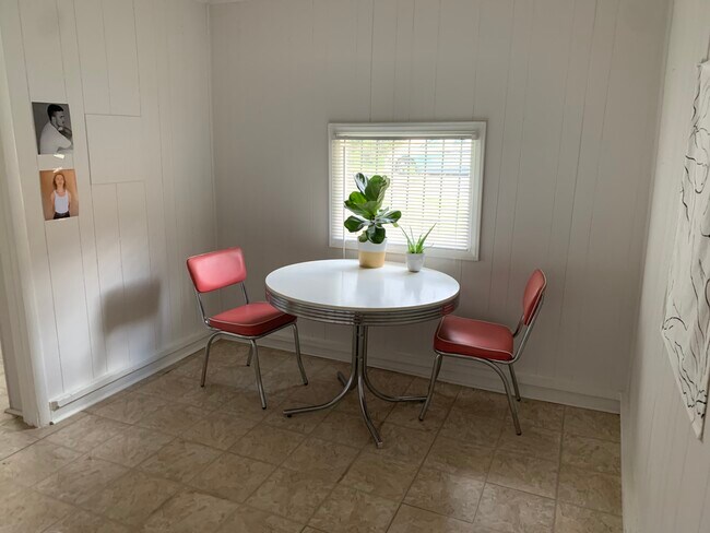 Building Photo - 513 19th Ave N