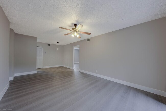 Building Photo - 105 Gardens Dr