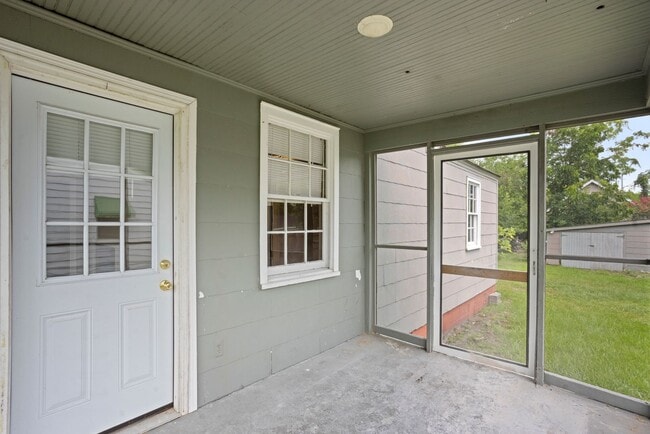 Building Photo - 3 bedroom, 1 bath home close to Gulfstream...