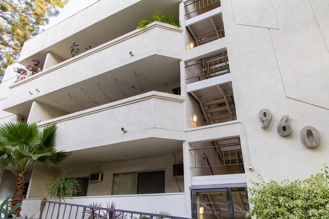 Building Photo - 960 Larrabee St