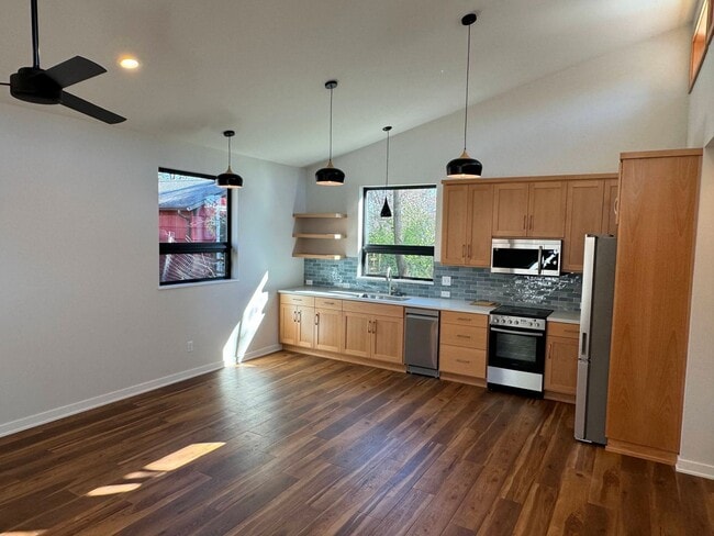 Building Photo - 1 Bedroom House in College Hill Area