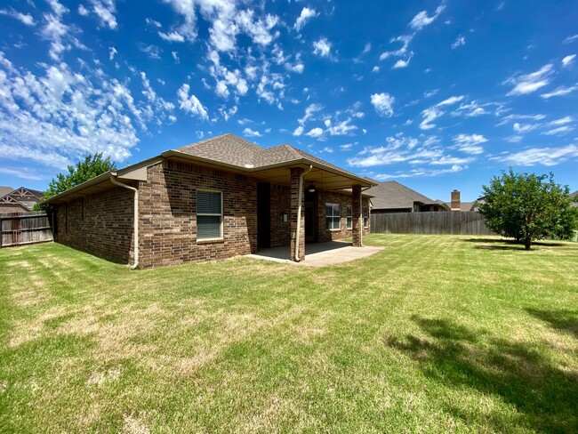 Building Photo - 4 Bed, 2 Bath in Gated Edmond Neighborhood