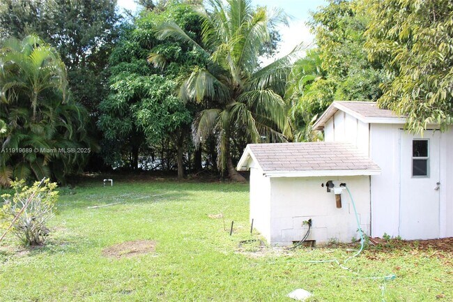 Building Photo - 5050 SE Ebbtide Ave