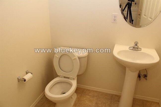 Building Photo - 2 Bed, 2.5 Bath  Townhome in Rockwood Neighborhood