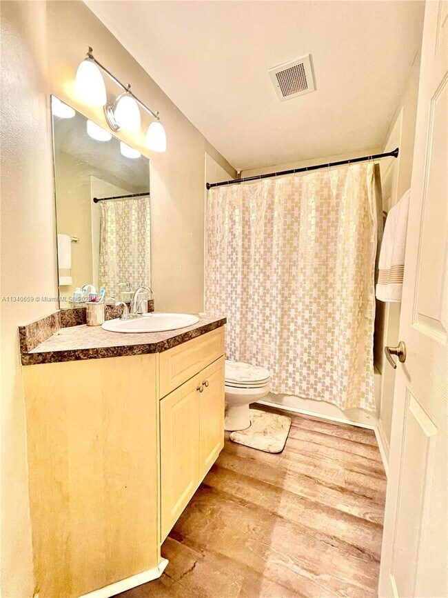 Building Photo - 1359 Avon Ln