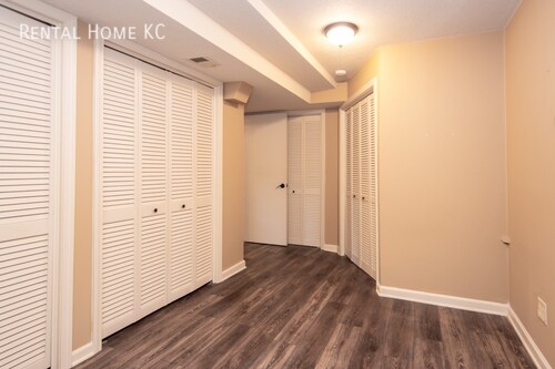 Building Photo - Beautifully updated split level with Finis...