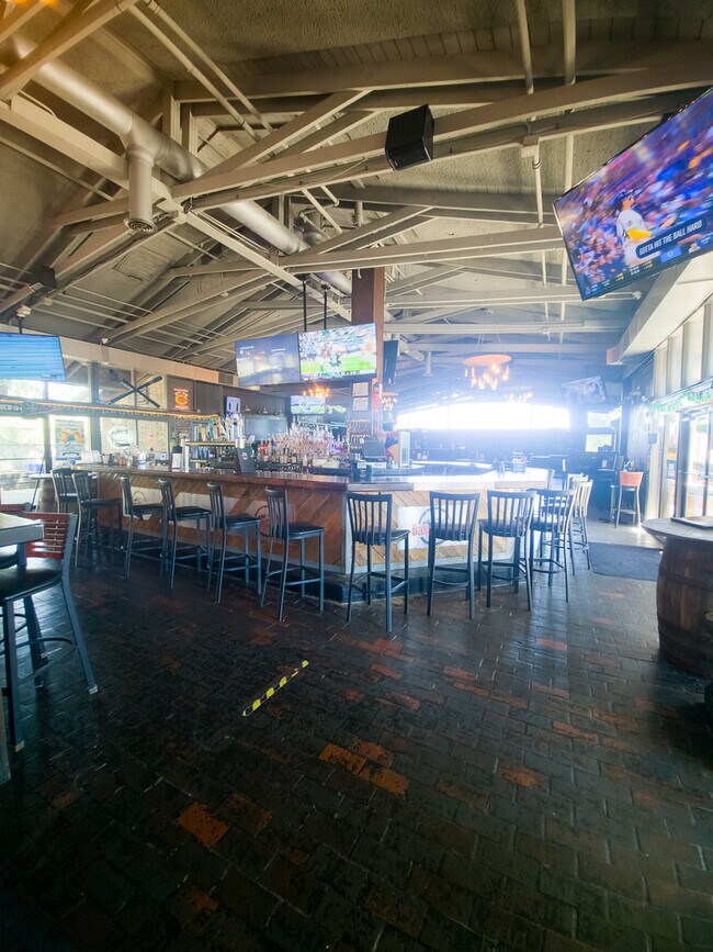 Building Photo - 5600 Hillcrest Ln