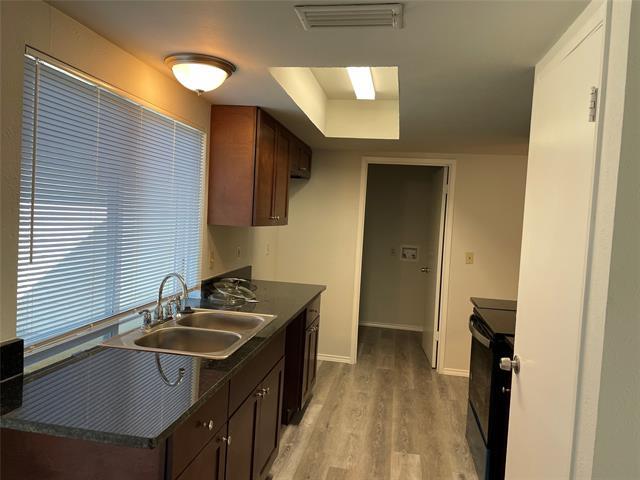 Building Photo - 2921 Village Crest Cir