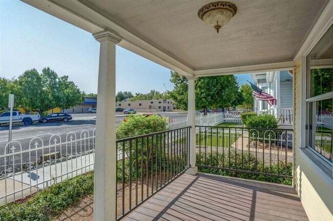 Building Photo - Home and Office potential!