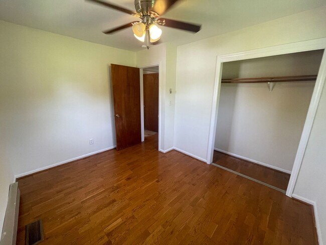 Building Photo - Dublin, 3 BR / 1 BA Available 11/17
