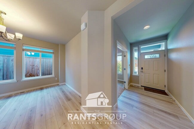 Building Photo - Modern 3-Bed Home in Steilacoom Ridge w/ AC, Fenced Yard and Easy Commute to JBLM!