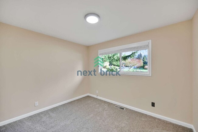 Building Photo - Charming 4-Bed Oasis in Renton with 2 Full Baths