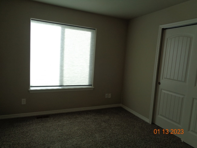 Building Photo - Main level living