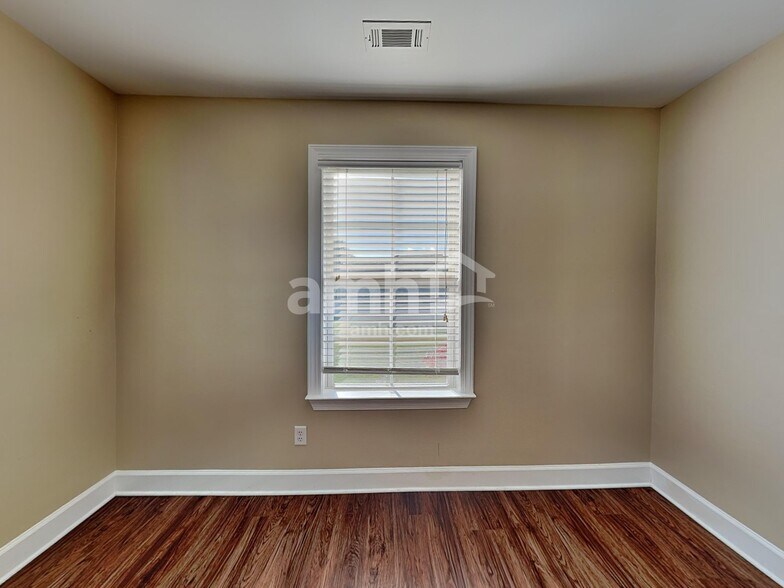 Building Photo - 116 Lake Point Ct