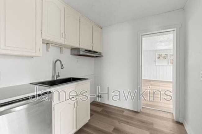 Building Photo - 4037 Oak St