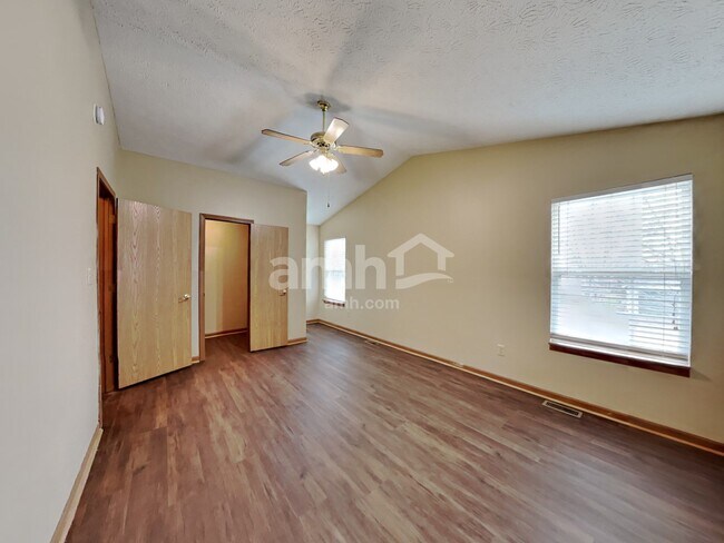 Building Photo - 998 Canary Creek Dr