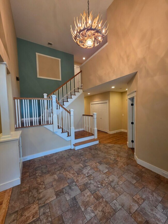 Building Photo - Luxurious 3-Bedroom Home in Poughquag, NY