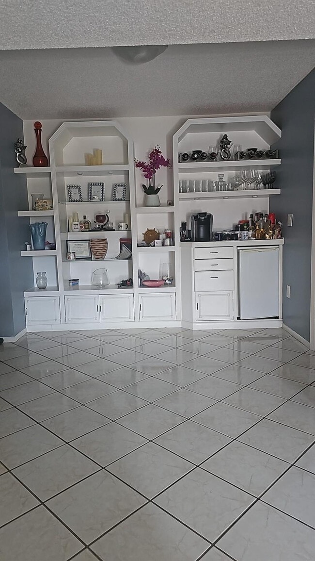 Building Photo - 4166 Inverrary Dr