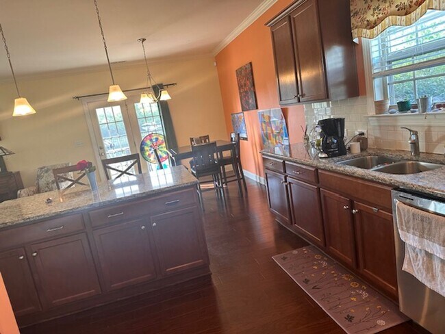 Building Photo - 4 Bedroom, 2.5 bath home in Mimosa Bay Com...