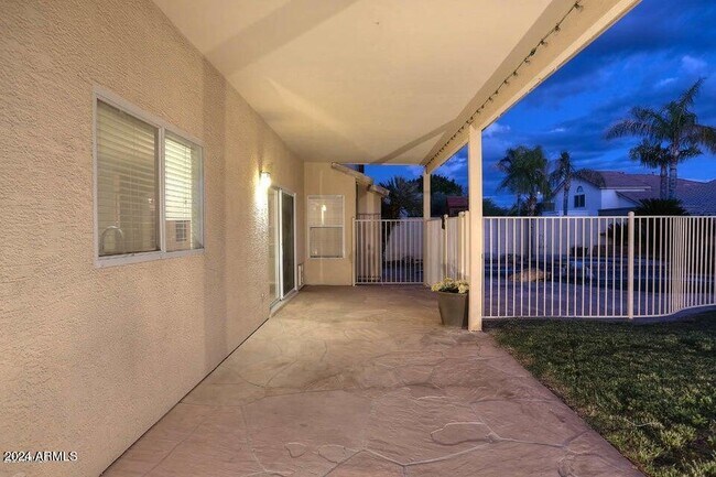 Building Photo - 7931 W Rose Garden Ln