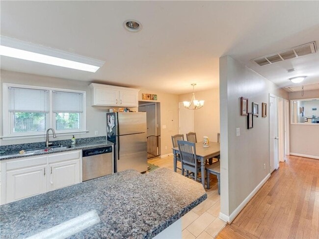 Building Photo - 3 bedroom /2 bathroom- Deer Park Grove