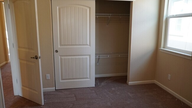 Building Photo - Beautiful two story home in Roseville!