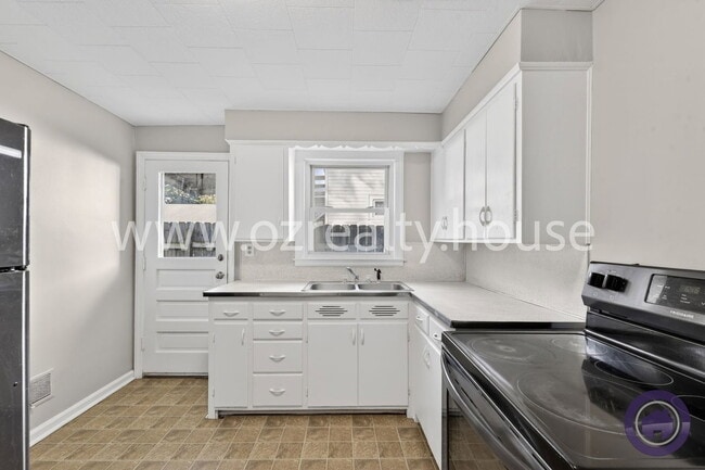 Building Photo - 123 S Masters Ct