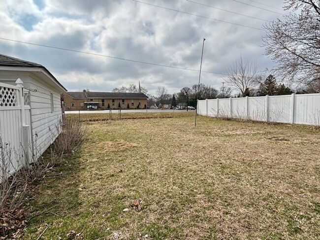 Building Photo - 2 Bed 1 bath home with a  Full Fenced In B...